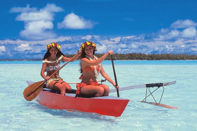 Wahine paddlers.